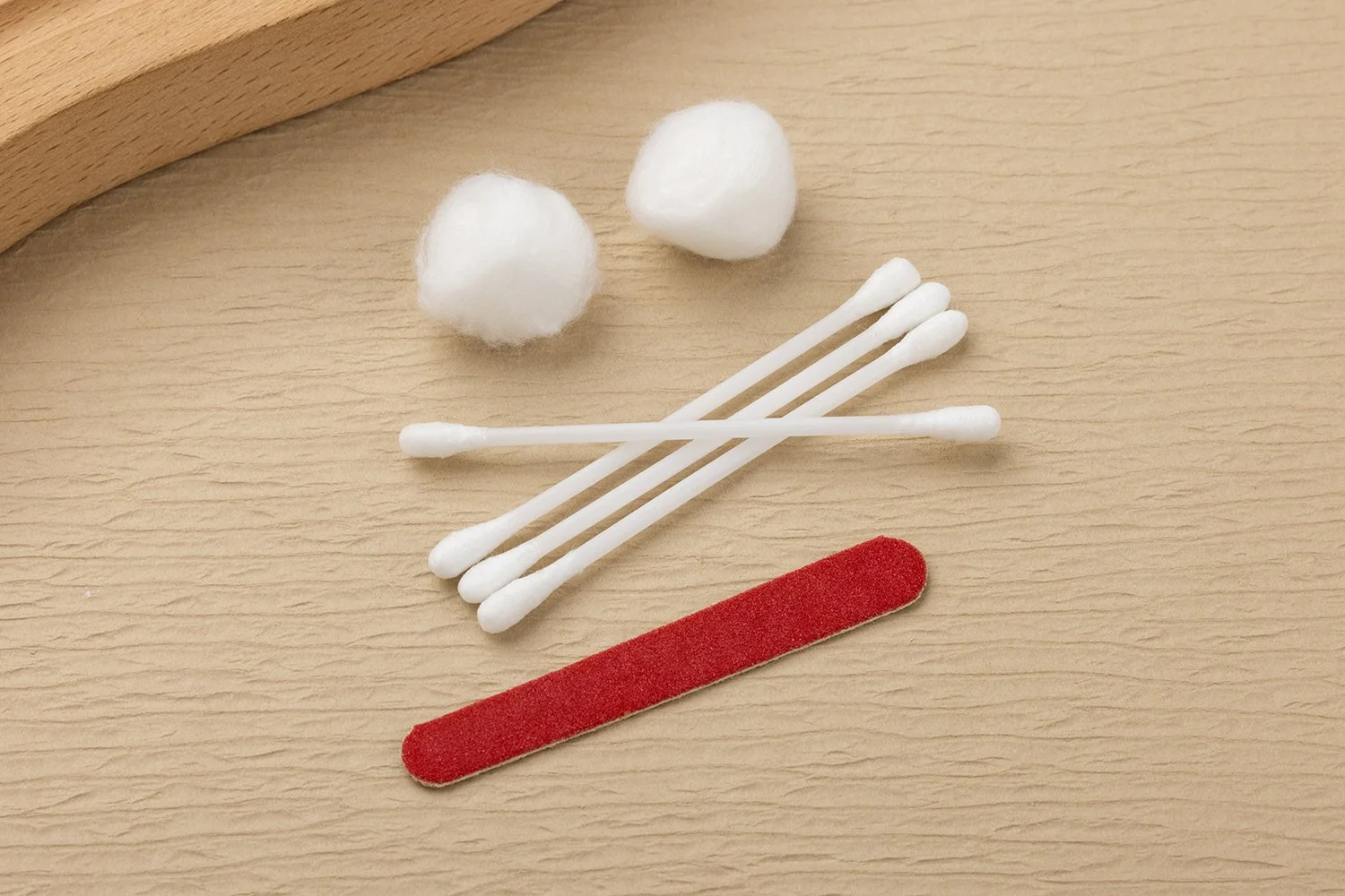 VT-002　バニティセット
内容：綿棒×４・コットンパフ×2・ネイルファイル×1／個包装：紙箱またはOPP袋