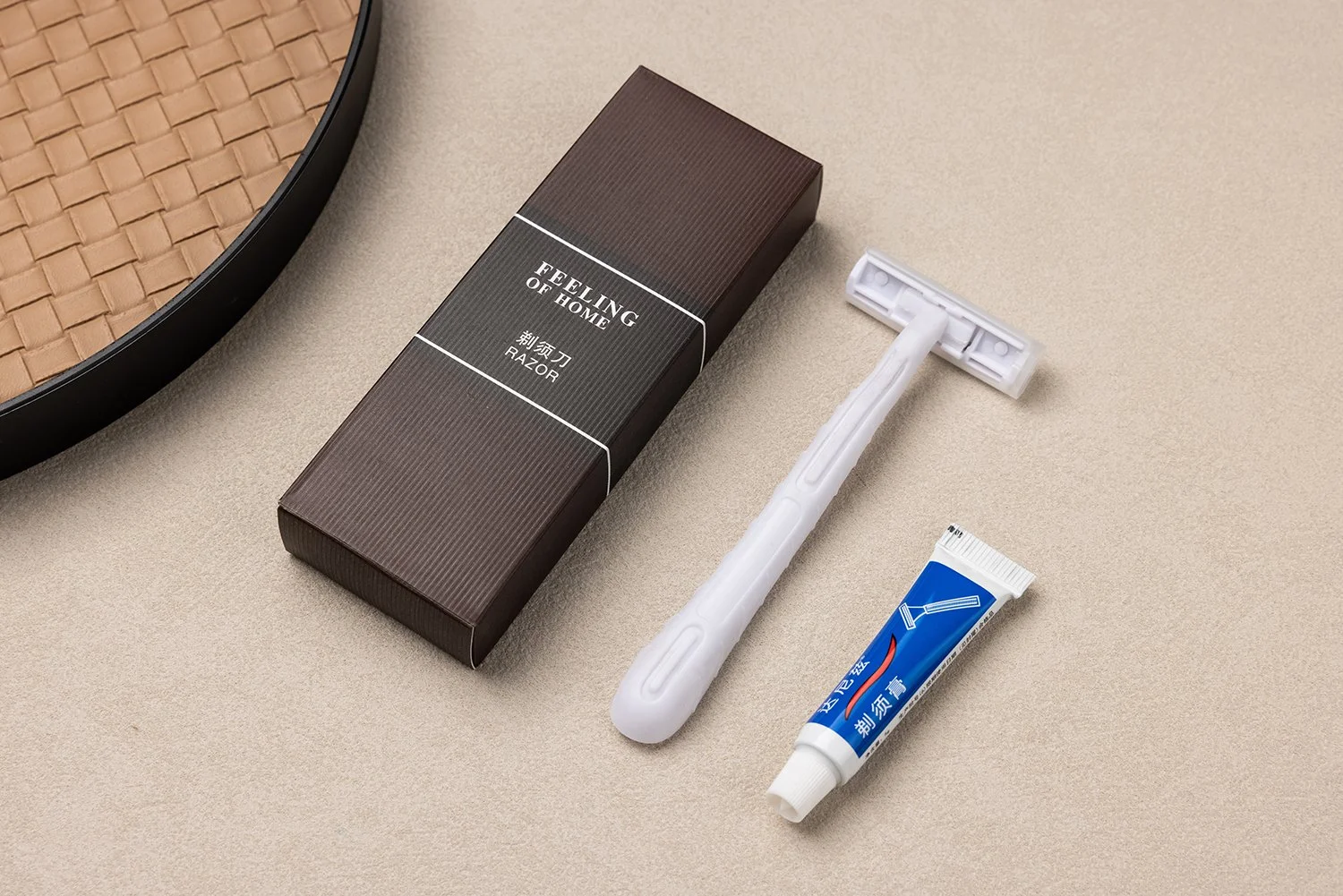 RZ-001
二枚刃使い捨て／ホルダー：ABS／刃：ステンレス鋼／ミニシェービングジェル付き／白色/個包装紙箱
