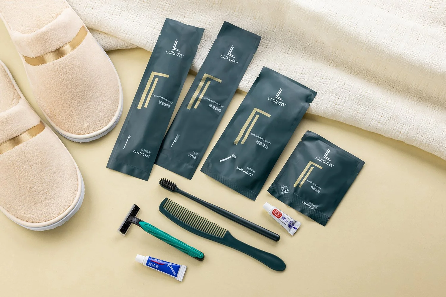 AS-007　ラグジュアリーパウチアメニティセット
内容：歯ブラシ・カミソリ・コーム・スリッパ等／ブランドロゴ入りフィルムパウチ／高級感のあるダークグリーンシリーズ