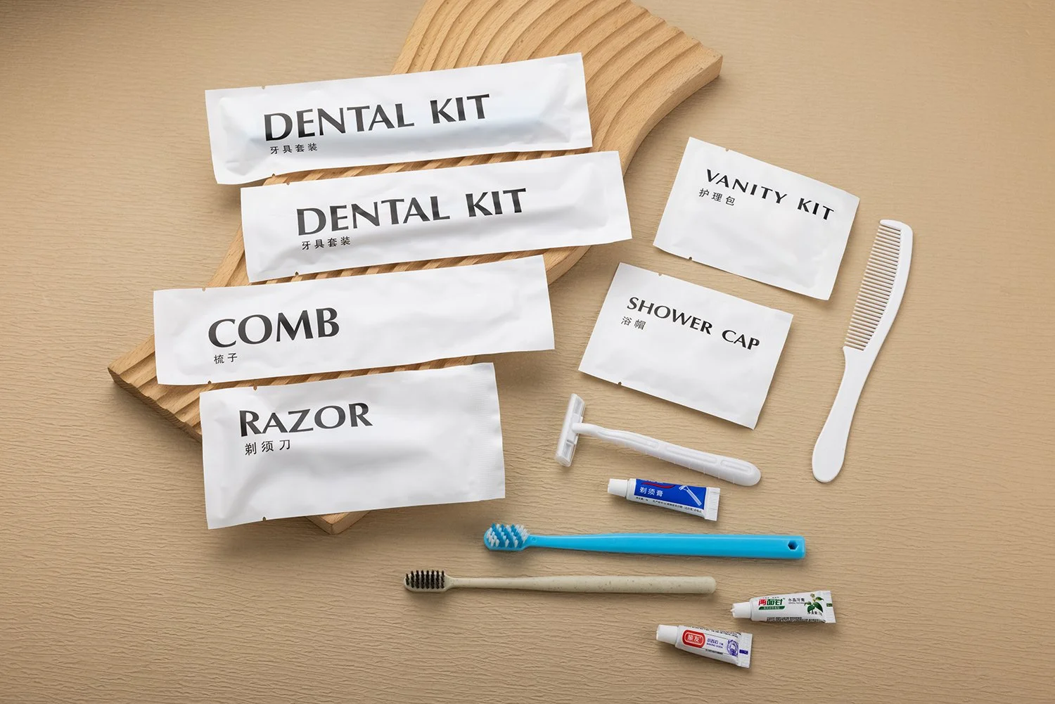 AS-008　ホワイトパウチアメニティセット（英語表記）
内容：DENTAL KIT・COMB・RAZOR・SHOWER CAP・VANITY KIT等／英語表記のホワイトパウチ／インバウンド対応・シティホテル向け