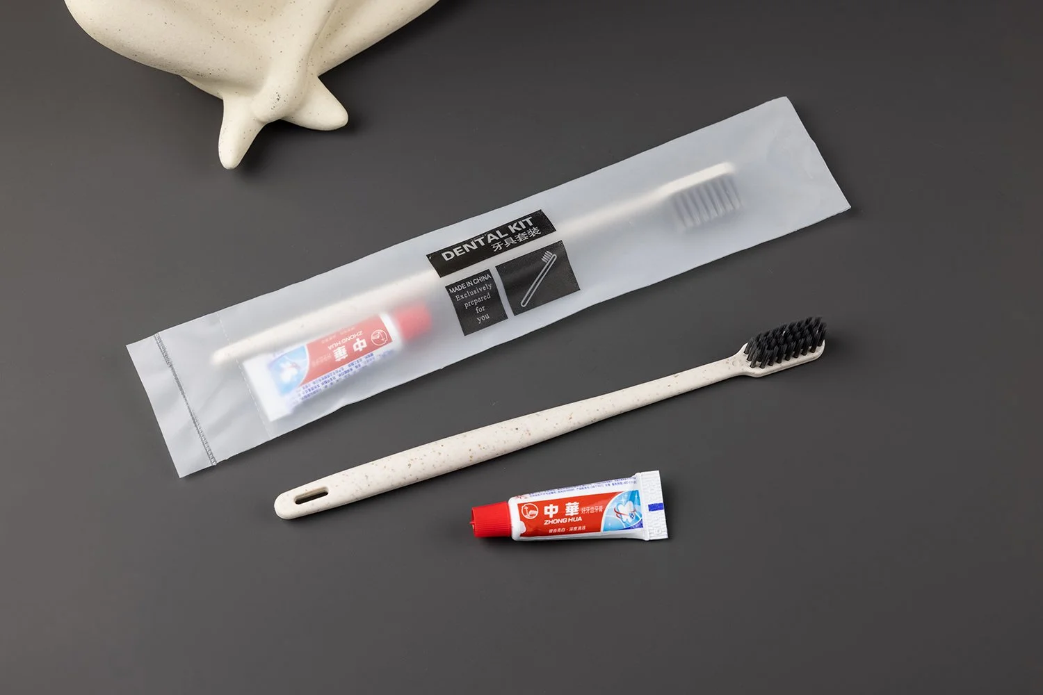 TB-005｜柄：PP＋秸秆（バイオマス）｜毛：ソフト・ナイロン先細テーパード 0.18mm｜全長17cm｜約6.9g/本｜アイボリー（柄）・ブラック（毛）｜名入れ印刷可（紙箱／OPP個包装／紙袋）