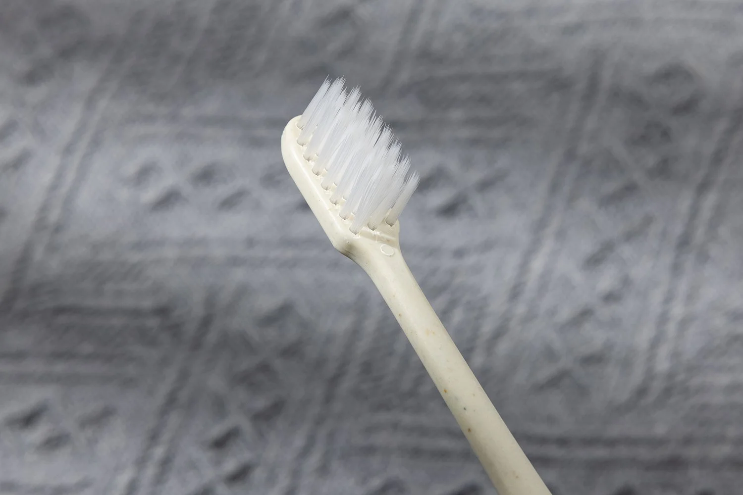 TB-009B｜柄：PP（ポリプロピレン）｜毛：ソフト・ナイロン先細テーパード 0.18mm｜全長17cm｜約8.9g/本｜アイボリー（柄）・ホワイト（毛）｜名入れ印刷可（紙箱／OPP個包装／紙袋）