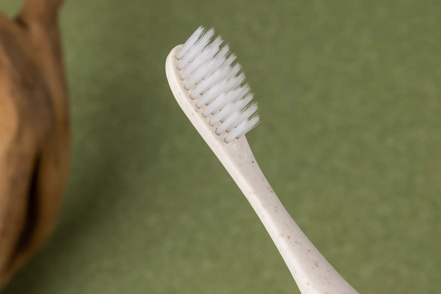 TB-002B｜柄：PP＋秸秆（バイオマス）｜毛：ソフト・ナイロン先細テーパード0.15mm｜全長18cm｜約11g/本｜アイボリー（柄）・ホワイト（毛）｜名入れ印刷可（紙箱／OPP個包装／紙袋）