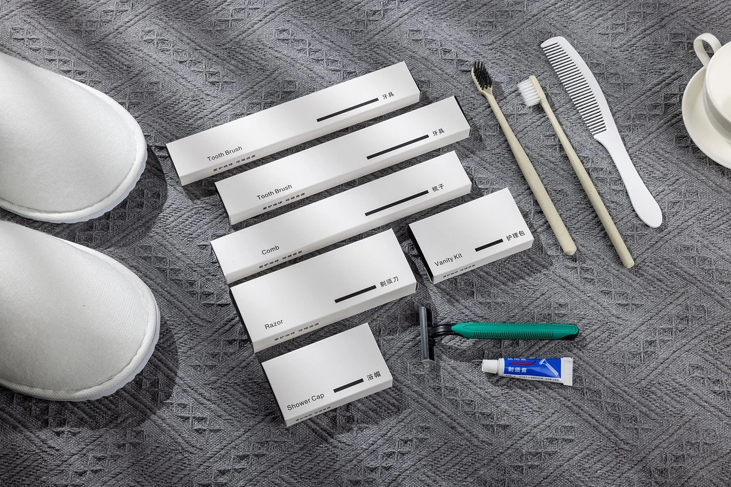 AS-003　ホワイトミニマルアメニティセット
内容：歯ブラシ・カミソリ・コーム・バニティセット等／白ベースのミニマルデザイン箱／シティホテル・ビジネス向け