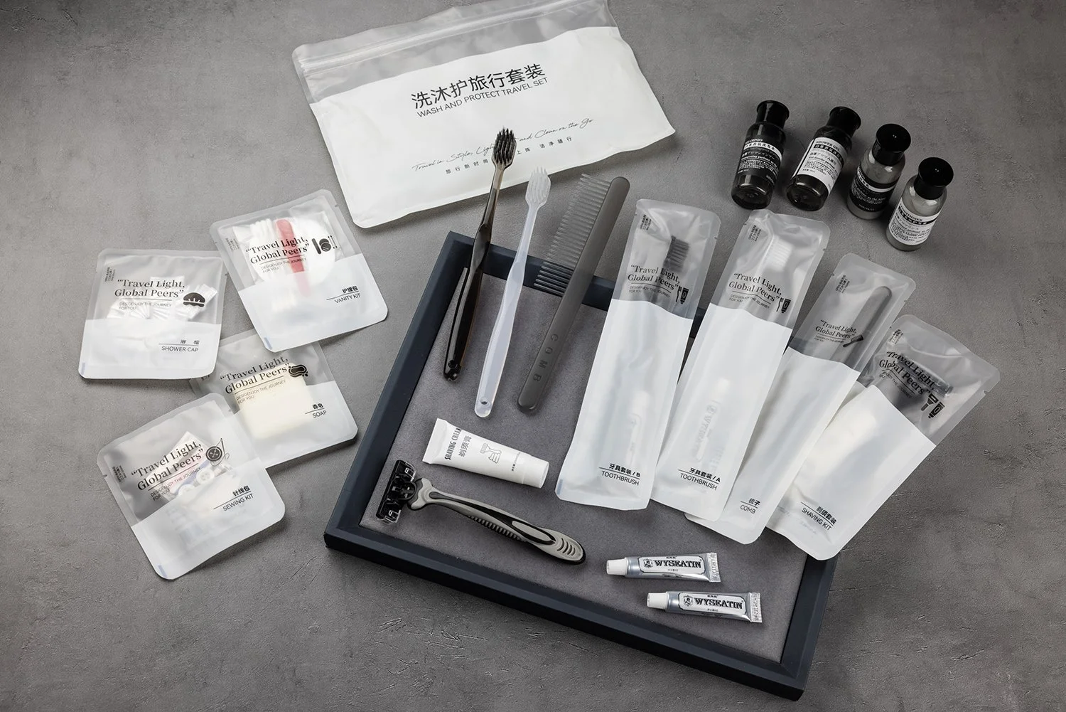 AS-009　トラベルポーチアメニティセット
内容：歯ブラシ・カミソリ・コーム・ミニボトルアメニティ等／チャック付きポーチ入り／長期滞在・スパ施設向け