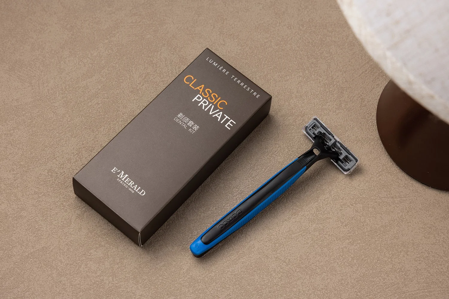 RZ-002
二枚刃使い捨て／ホルダー：ABS／刃：ステンレス鋼／ミニシェービングジェル付き／青と黒の配色/個包装紙箱