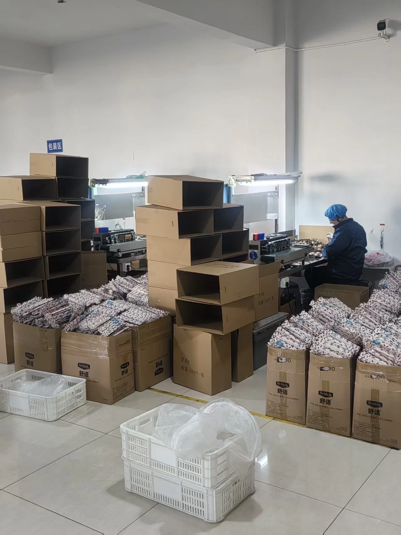 歯ブラシ完成品の全数検査工程の一角