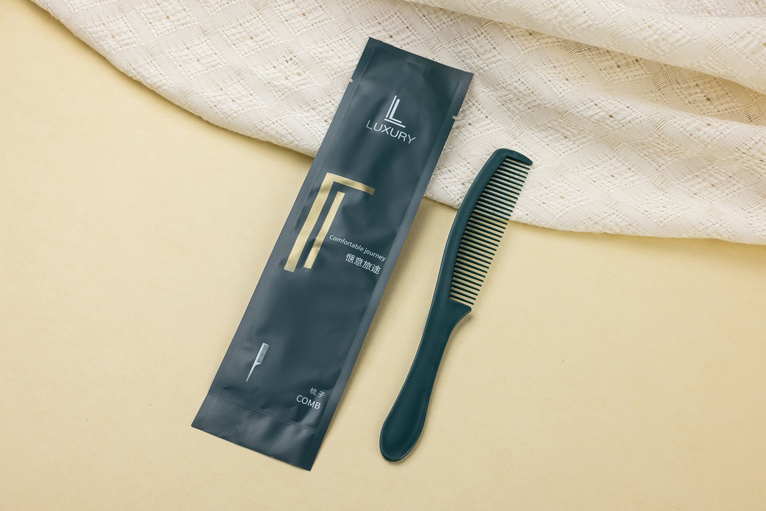 CM-106　ロングハンドルコーム（細目）｜カラー：ダークグリーン（深緑）｜材質：PP（ポリプロピレン）｜全長18cm｜約6.4g/本｜紙スリーブ個包装（印刷対応可）