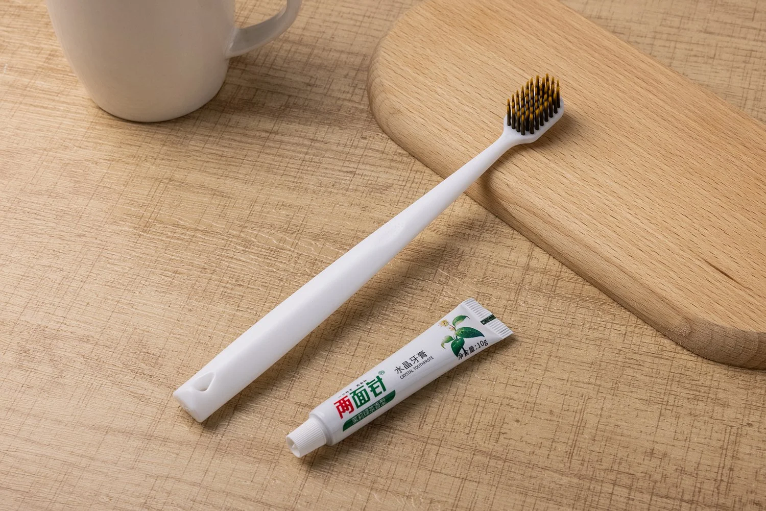 TB-014｜柄：PP（ポリプロピレン）｜毛：ソフト・ナイロン2色 先細テーパード 0.18mm｜全長18.8cm｜約14g/本｜ホワイト（柄）・ブラウン／ブラック（毛）｜名入れ印刷可（紙箱／OPP個包装／紙袋）