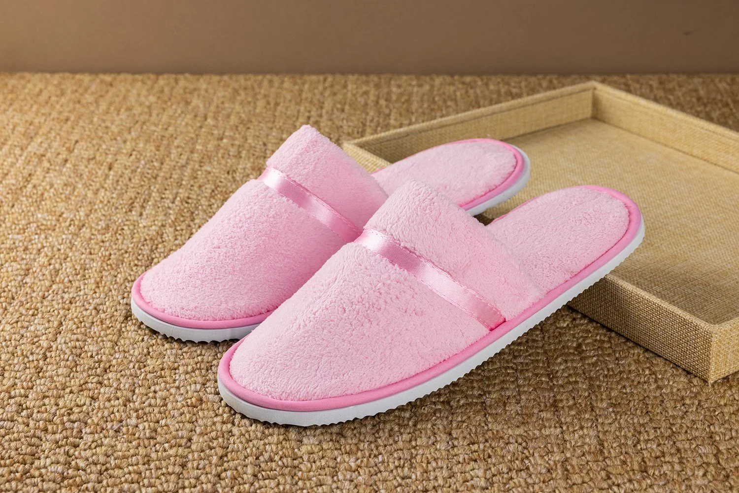 SL-004（ピンク）｜コーラルフリース生地＋EVA底（凹凸柄）｜全長280mm｜フリーサイズ｜ピンクテープ付き｜客室標準タイプ