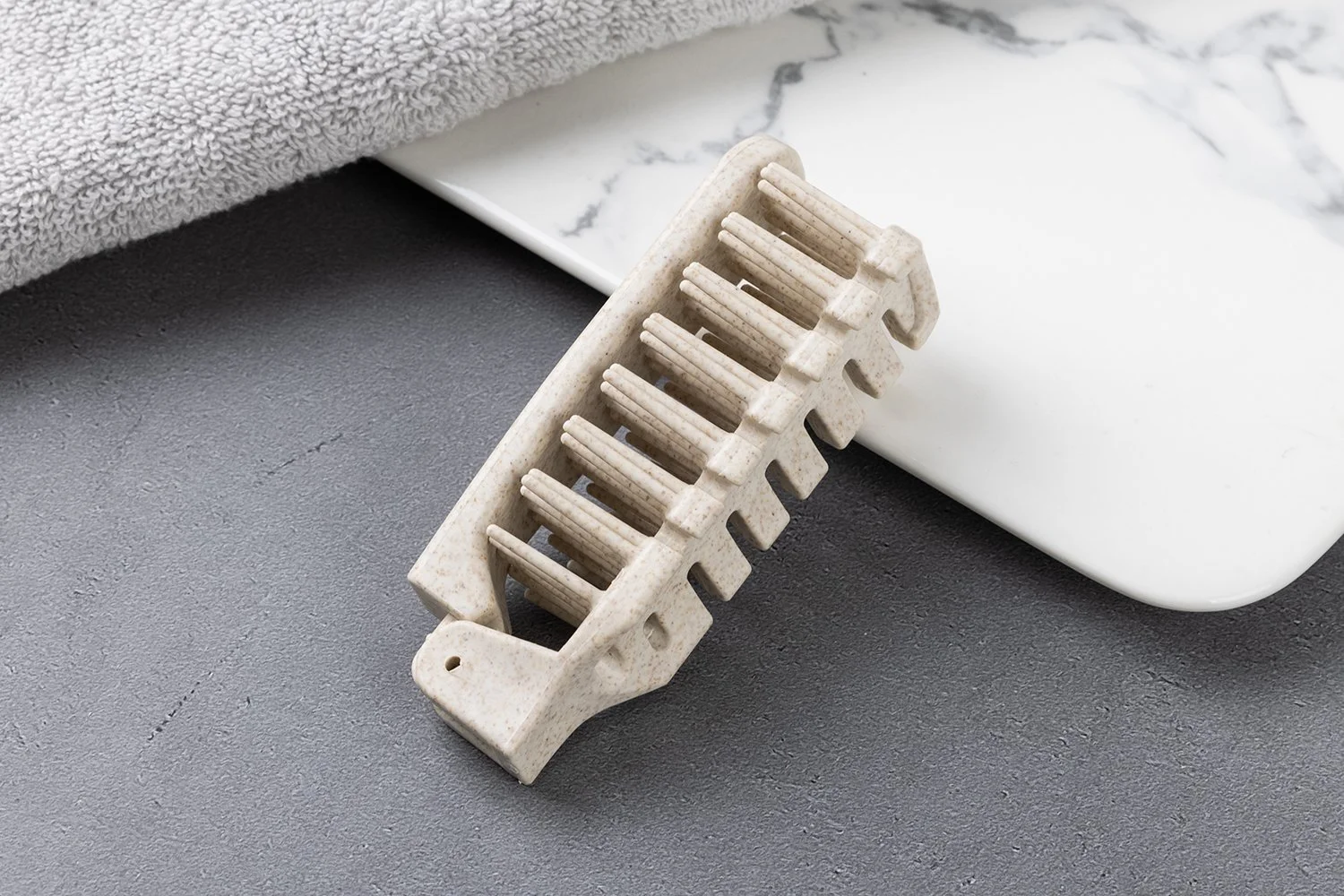 環境配慮素材 折りたたみコーム（アイボリー系／粒入り）
折りたたみ時 約9.5cm、展開時 約18cm。携帯しやすい折りたたみ仕様で、ホテルアメニティに適しています。お客様のご要望に合わせて印刷（名入れ・ロゴ）対応可能です