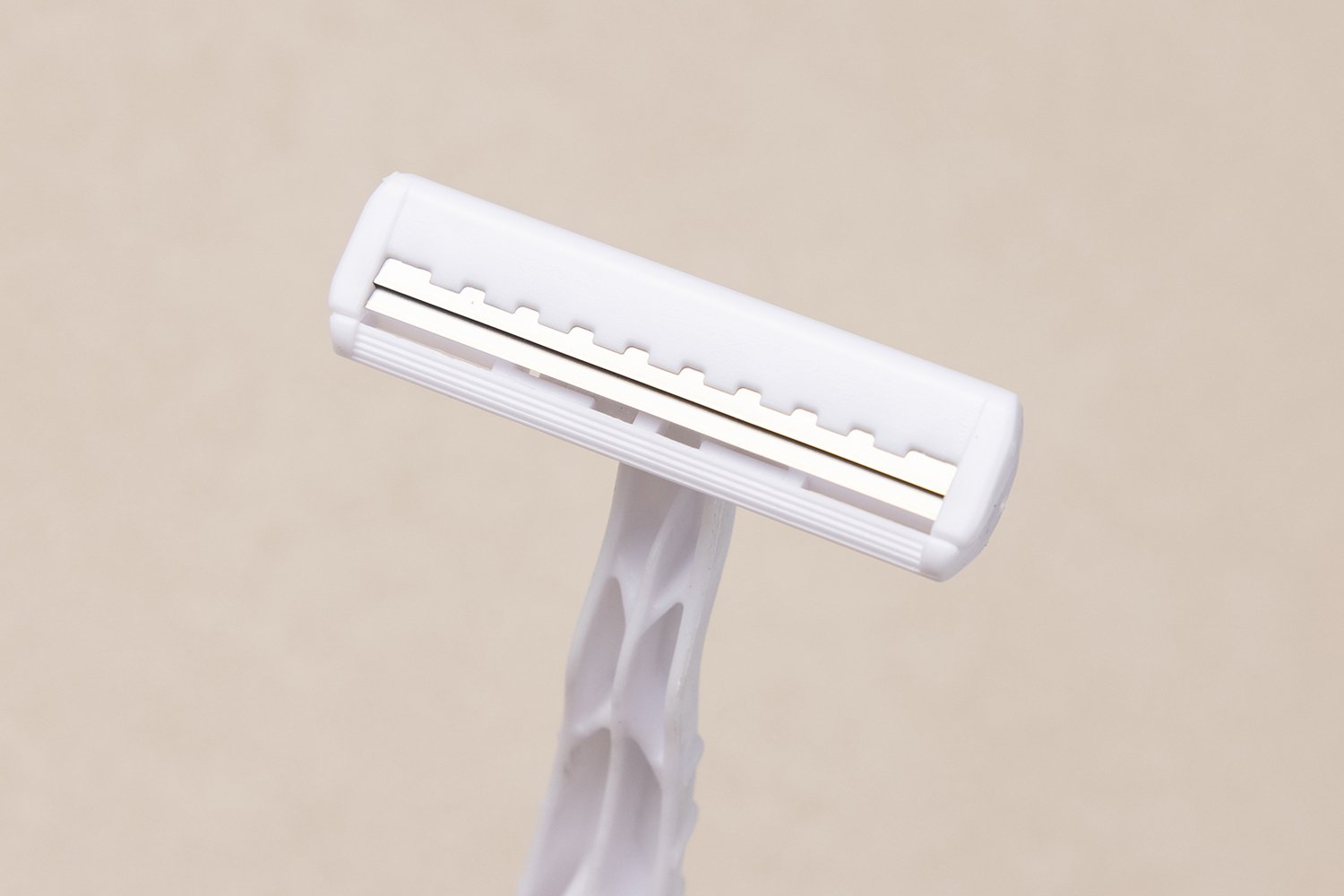 RZ-001
二枚刃使い捨て／ホルダー：ABS／刃：ステンレス鋼／ミニシェービングジェル付き／白色/個包装OPP袋