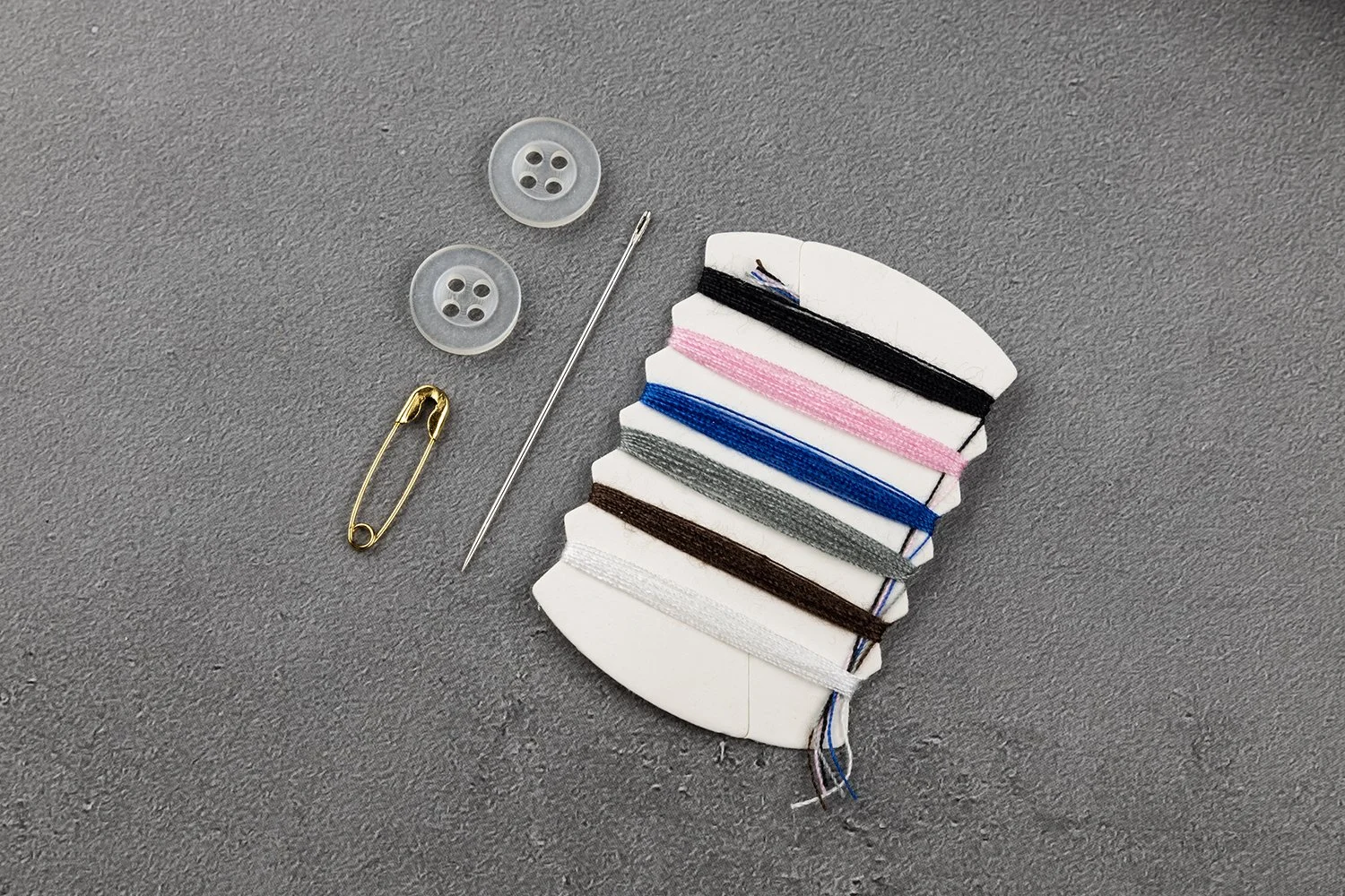 SW-001　ソーイングキット
内容：糸4色・ボタン・安全ピン・針など／個包装：紙箱またはOPP袋／客室標準アメニティ