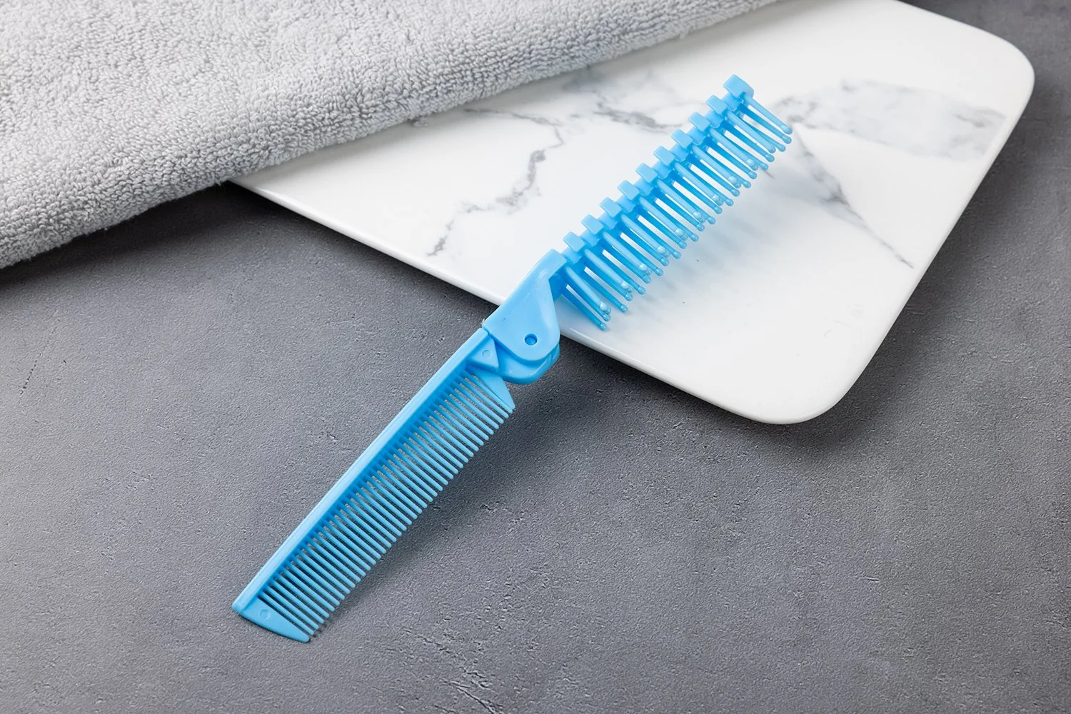 折りたたみ2WAYコーム（スカイブルー）｜PP（ポリプロピレン）；｜折りたたみ時10.5cm／展開時20cm｜携帯しやすく客室・旅行用に最適｜名入れ（印刷）対応可