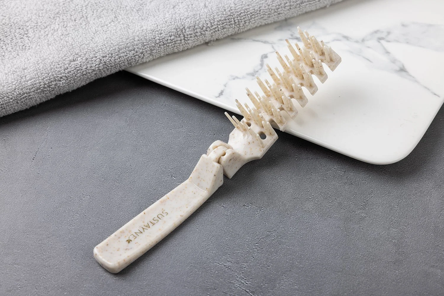 環境配慮素材 折りたたみコーム（アイボリー系／粒入り）
折りたたみ時 約9.5cm、展開時 約18cm。携帯しやすい折りたたみ仕様で、ホテルアメニティに適しています。お客様のご要望に合わせて印刷（名入れ・ロゴ）対応可能です