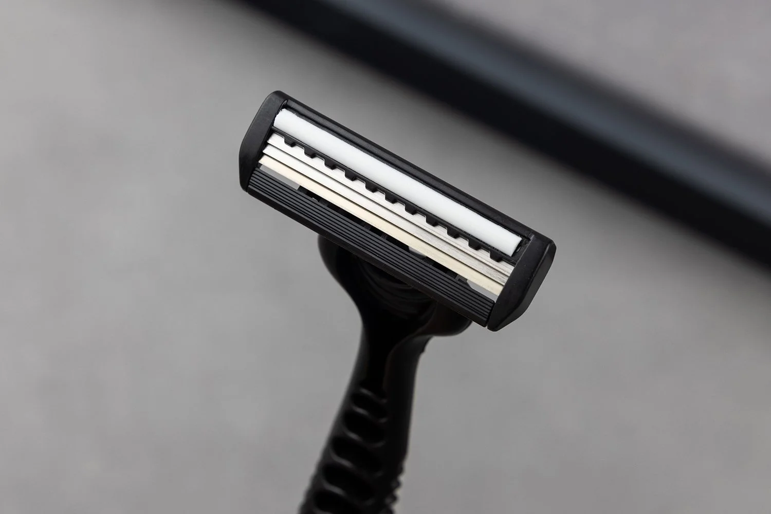 RZ-004
二枚刃使い捨て／ホルダー：ABS／刃：ステンレス鋼／ミニシェービングジェル付き／青と黒の配色/個包装OPP 袋