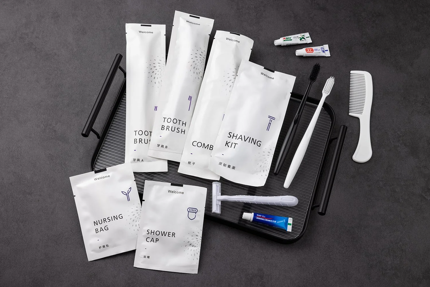 AS-011　モダンアイコンアメニティセット
内容：TOOTH BRUSH・SHAVING KIT・COMB・SHOWER CAP・NURSING BAG等／アイコンデザイン入り白パウチ／デザイン性重視のホテル向け