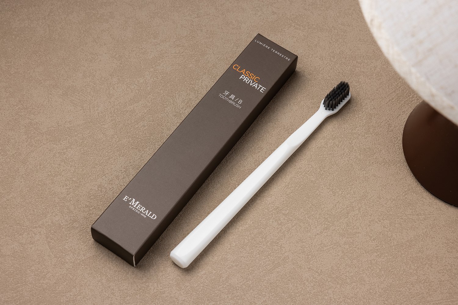 TB-001B｜柄：PP（ポリプロピレン）｜毛：ソフト・ナイロン先細テーパード0.15mm｜全長18.5cm｜約13.75g/本｜ホワイト（柄）・ブラック（毛）｜名入れ印刷可（紙箱／OPP個包装／紙袋）