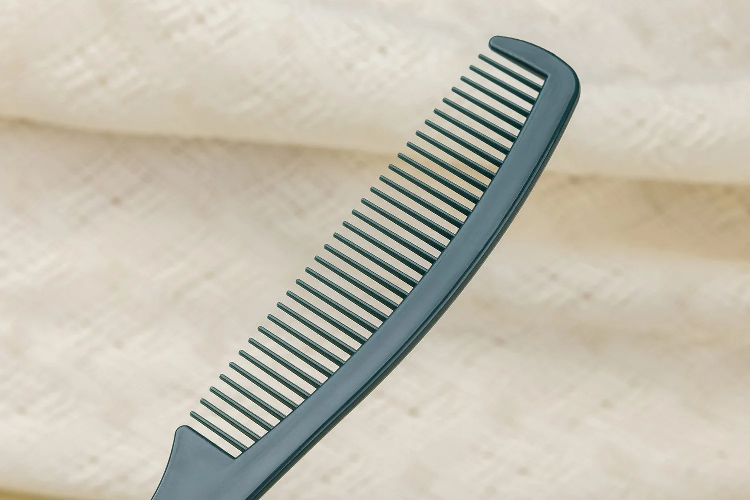 CM-106　ロングハンドルコーム（細目）｜カラー：ダークグリーン（深緑）｜材質：PP（ポリプロピレン）｜全長18cm｜約6.4g/本｜紙スリーブ個包装（印刷対応可）