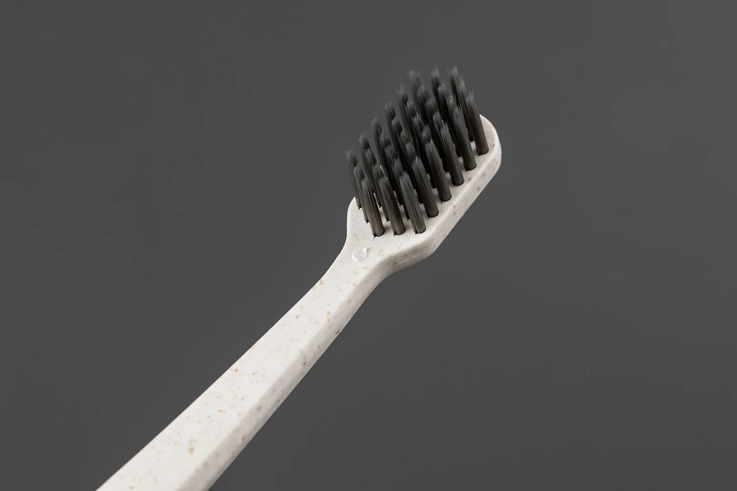 TB-004｜柄：PP＋秸秆（バイオマス）｜毛：ソフト・ナイロン先細テーパード 0.18mm｜全長18.5cm｜約13.2g/本｜アイボリー（柄）・ブラック（毛）｜名入れ印刷可（紙箱／OPP個包装／紙袋）