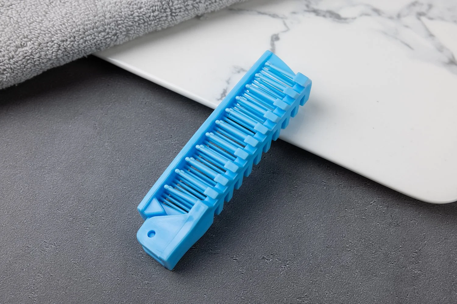 折りたたみ2WAYコーム（スカイブルー）｜PP（ポリプロピレン）；｜折りたたみ時10.5cm／展開時20cm｜携帯しやすく客室・旅行用に最適｜名入れ（印刷）対応可