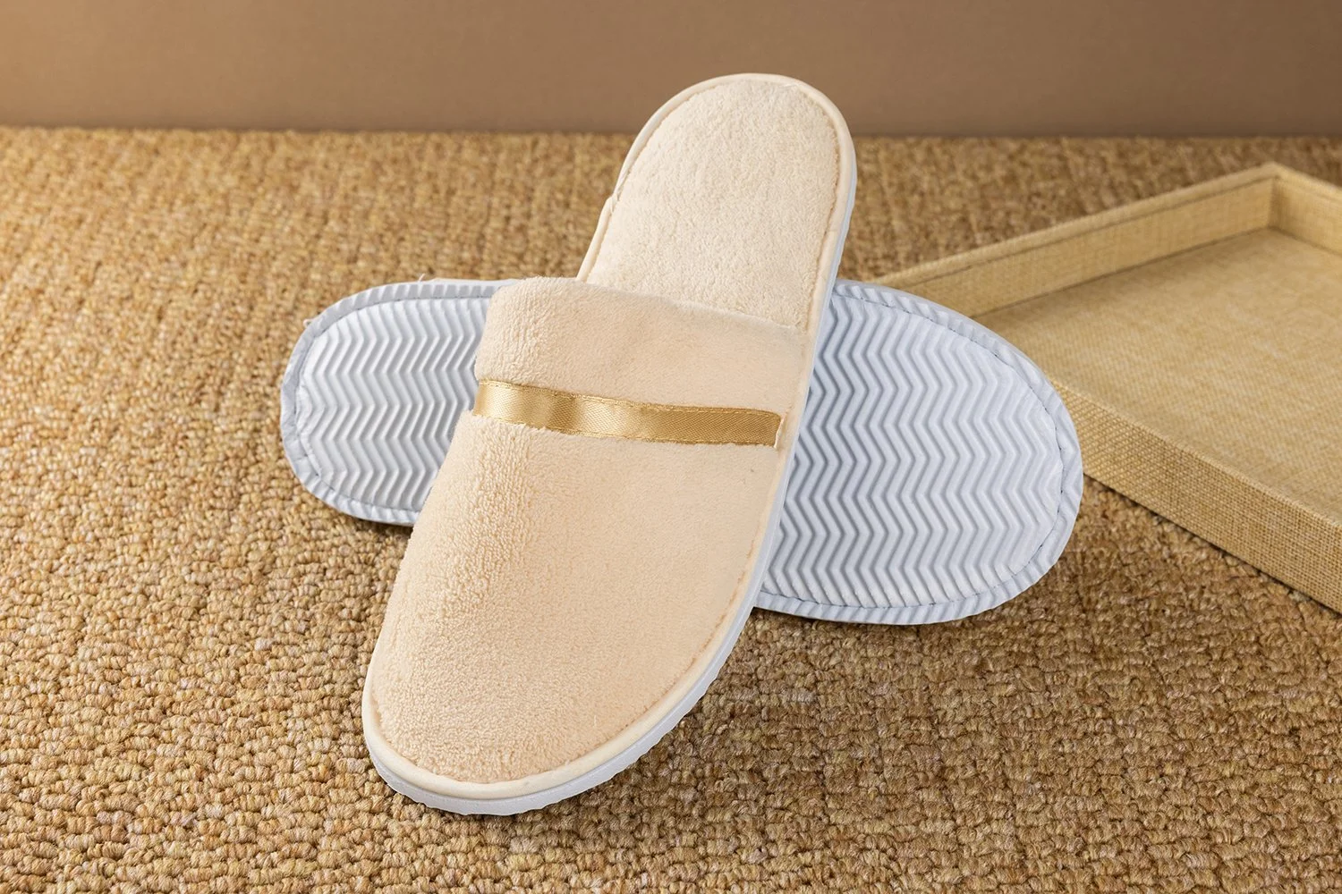 SL-003（ベージュ）｜コーラルフリース生地＋EVA底（凹凸柄）｜全長280mm｜フリーサイズ｜ゴールドテープ付き｜客室標準タイプ