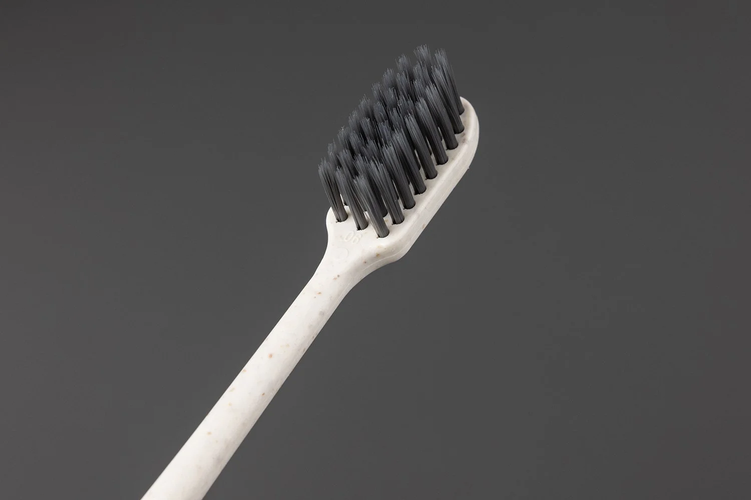 TB-003｜柄：PP＋秸秆（バイオマス）｜毛：ソフト・ナイロン先細テーパード 0.18mm｜全長17.5cm｜約7.6g/本｜アイボリー（柄）・ブラック（毛）｜名入れ印刷可（紙箱／OPP個包装／紙袋）