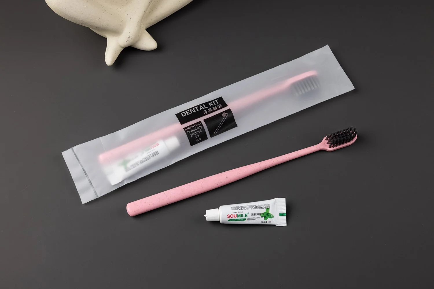 TB-006｜柄：PP＋秸秆（バイオマス）｜毛：ソフト・ナイロン先細テーパード 0.18mm｜全長17.5cm｜約8g/本｜ピンク（柄）・ブラック（毛）｜名入れ印刷可（紙箱／OPP個包装／紙袋）