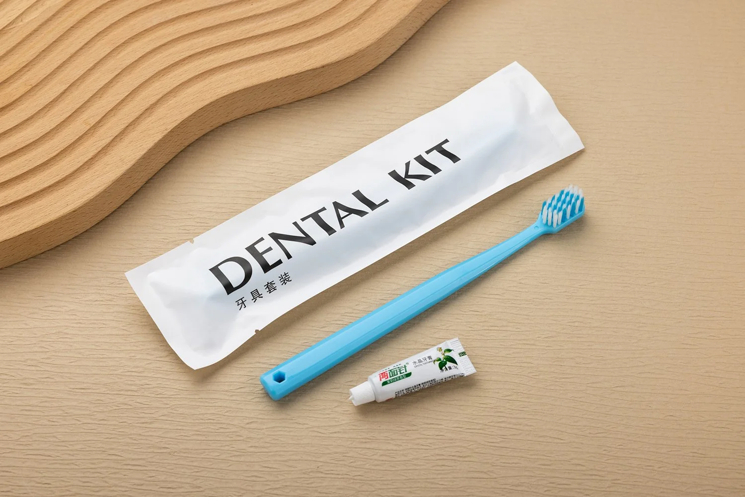 TB-013｜柄：PP（ポリプロピレン）｜毛：ソフト・ナイロン2色 先細テーパード 0.18mm｜全長18cm｜約11.3g/本｜ブルー（柄）・ブルー／ホワイト（毛）｜名入れ印刷可（紙箱／OPP個包装／紙袋）