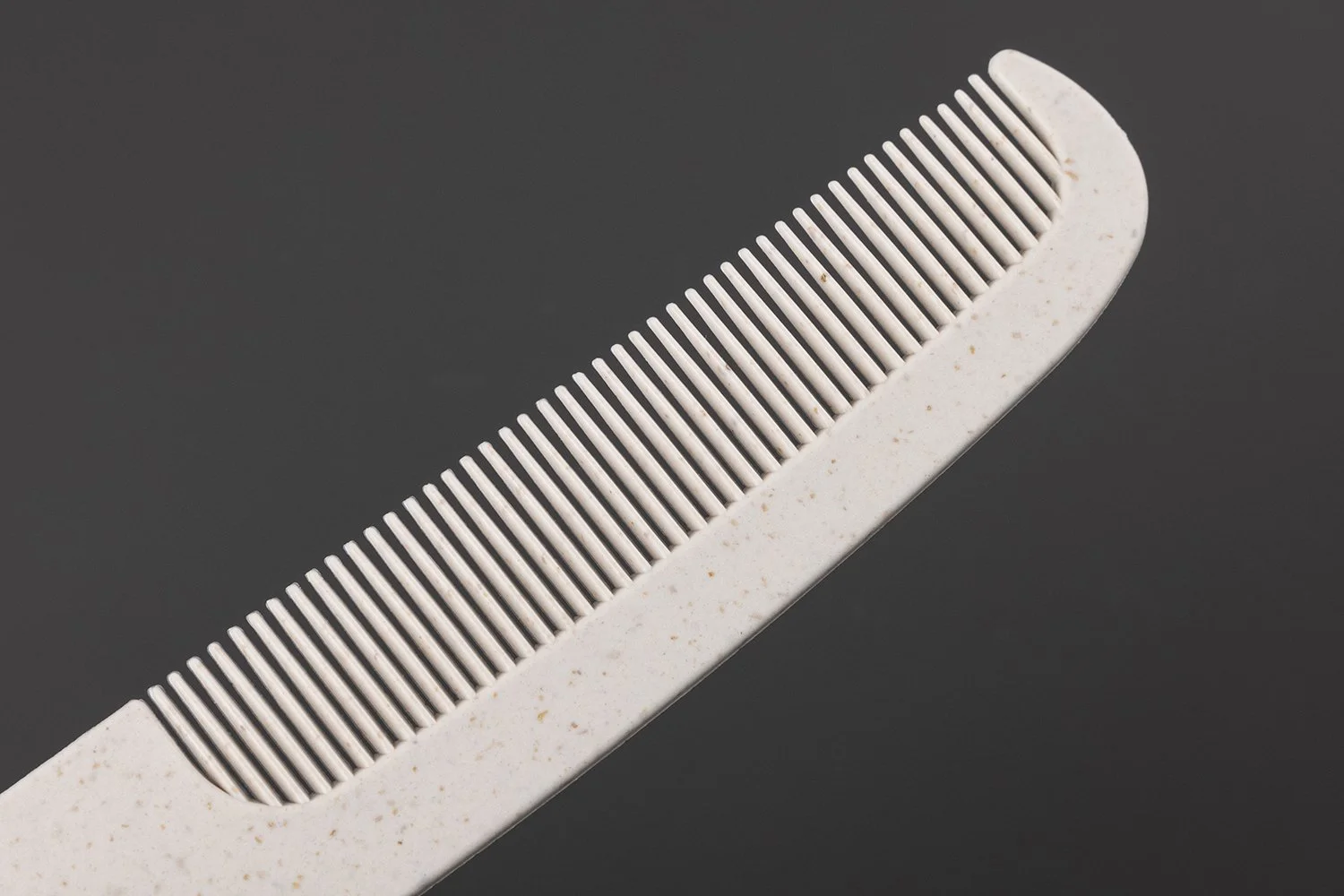 CM-004｜アイボリー（粒入り）｜環境配慮型：PP（ポリプロピレン）＋稲殻配合｜全長16.5cm｜約10.6g/本｜細目コーム｜紙スリーブ個包装（印刷対応可）