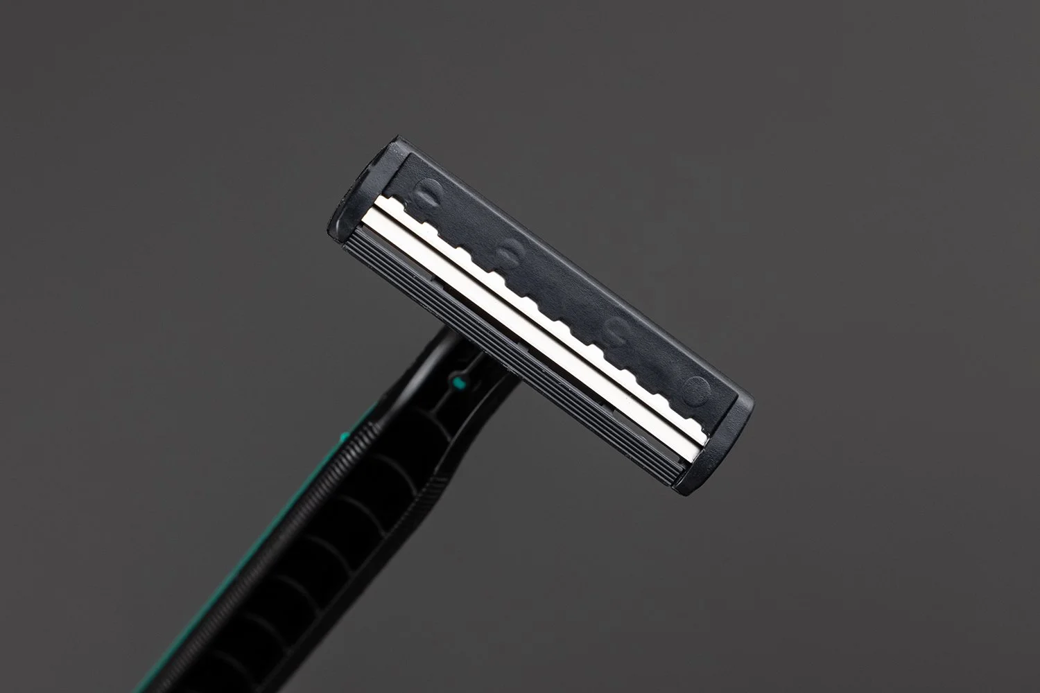 RZ-008 二枚刃使い捨て／ホルダー：ABS／刃：ステンレス鋼／ミニシェービングジェル付き／グリーン×ブラック／半透明マットOPP個包装