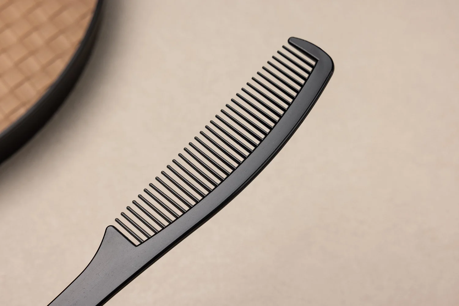 CM-105　ロングハンドルコーム（細目）｜カラー：ブラック｜材質：PP（ポリプロピレン）｜全長18cm｜約6.4g/本｜個包装OPP袋可