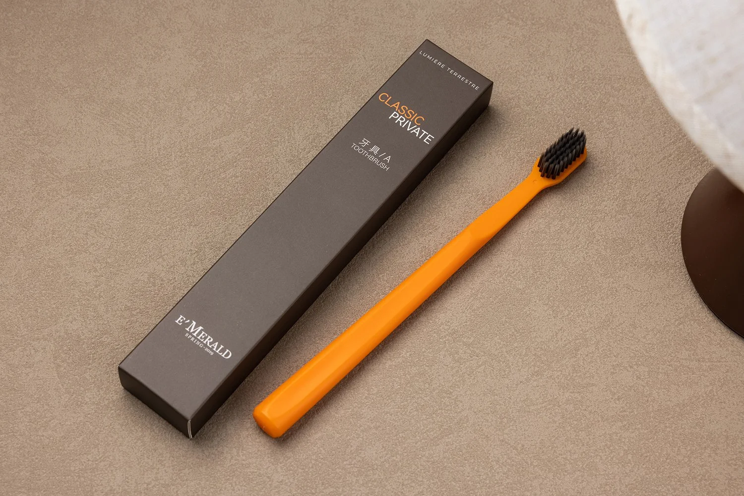 TB-001A｜柄：PP（ポリプロピレン）｜毛：ソフト・ナイロン先細テーパード0.15mm｜全長18.5cm｜約13.75g/本｜オレンジ（柄）・ブラック（毛）｜名入れ印刷可（紙箱／OPP個包装／紙袋）