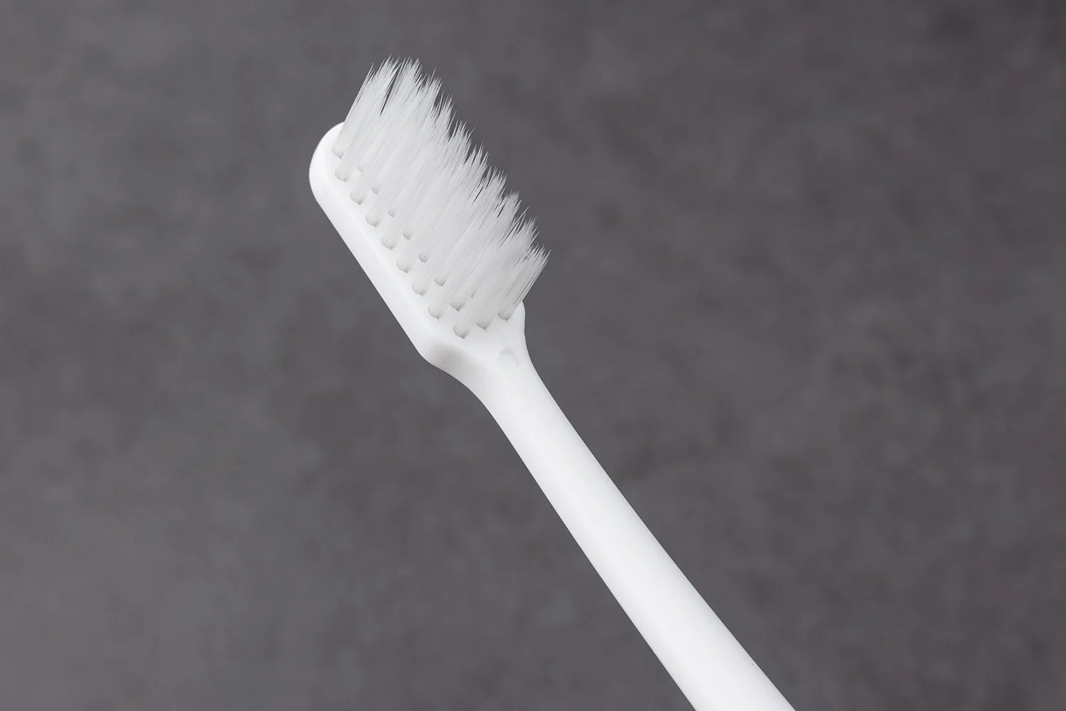 TB-011B｜柄：PP（ポリプロピレン）｜毛：ソフト・ナイロン先細テーパード 0.18mm｜全長18cm｜約8.3g/本｜ホワイト（柄）・ホワイト（毛）｜名入れ印刷可（紙箱／OPP個包装／紙袋）