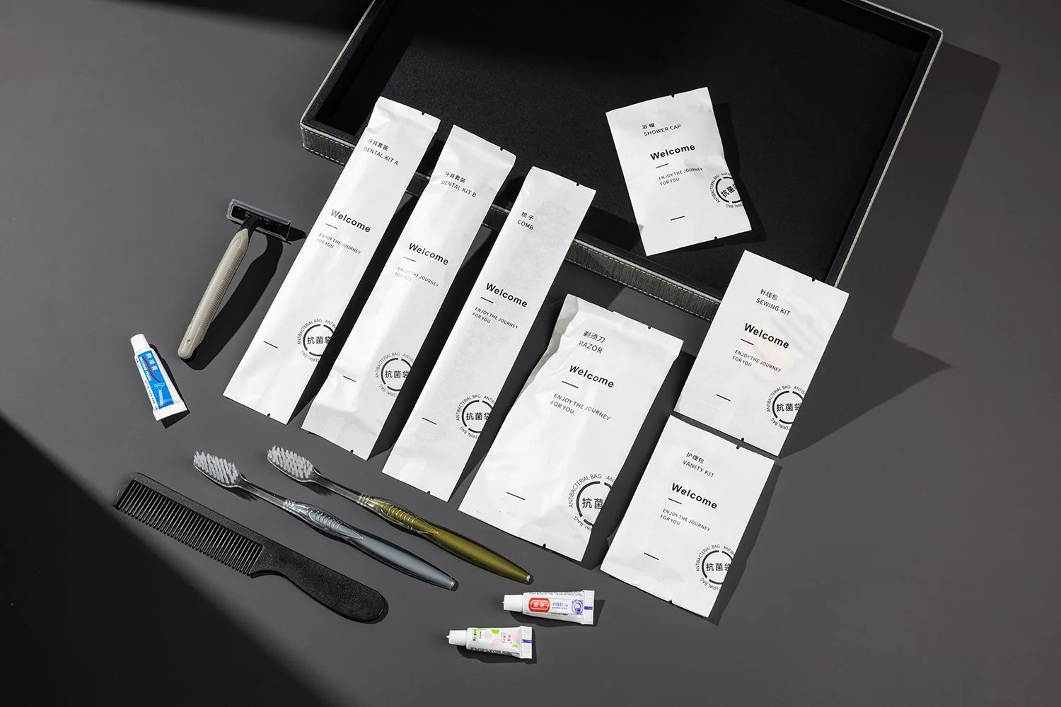 AS-010　ウェルカムシリーズアメニティセット
内容：歯ブラシ・カミソリ・コームなど基本アメニティ一式／「Welcome」ロゴ入り縦長パッケージ／ビジネスホテル・観光ホテル向け