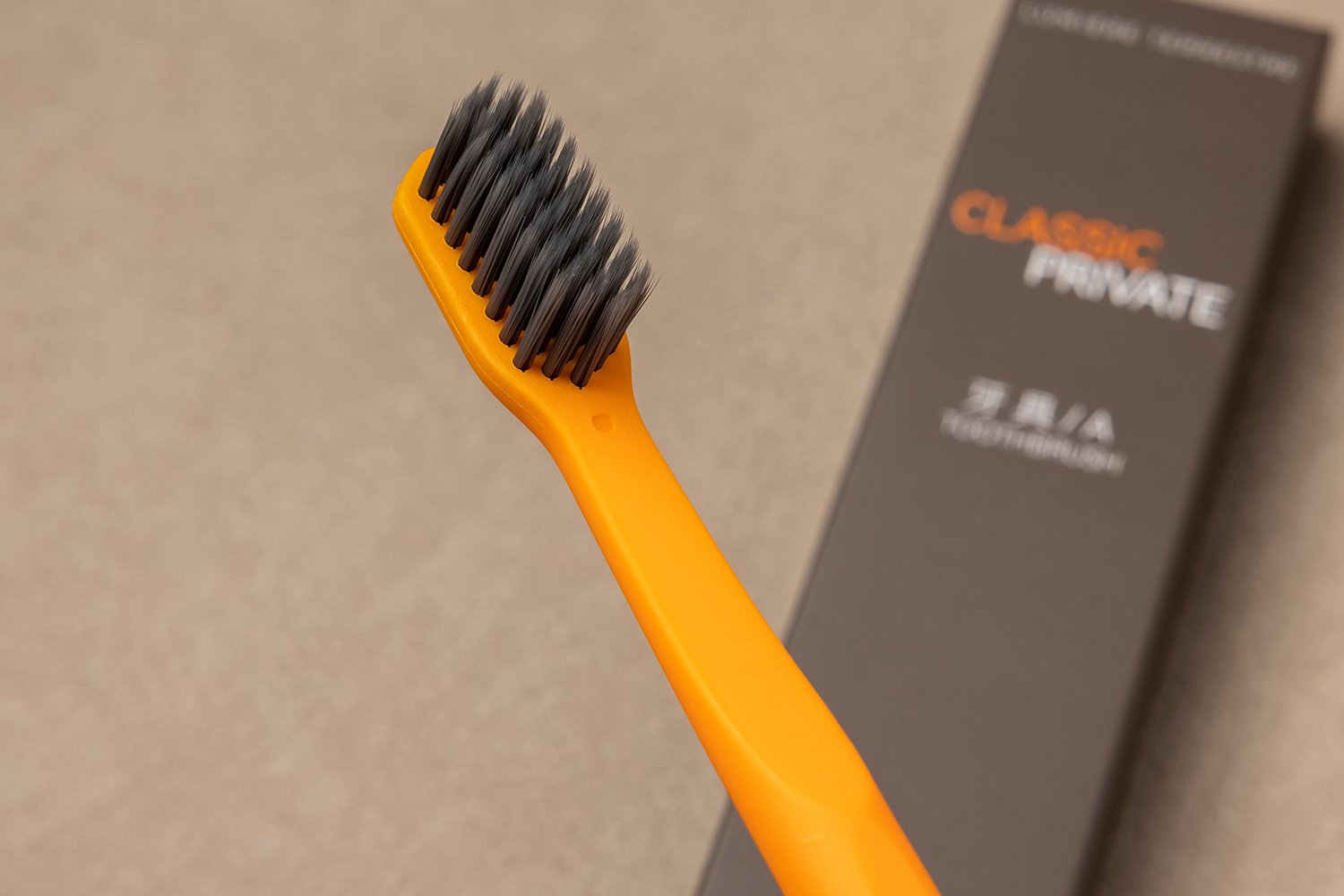 TB-001A｜柄：PP（ポリプロピレン）｜毛：ソフト・ナイロン先細テーパード0.15mm｜全長18.5cm｜約13.75g/本｜オレンジ（柄）・ブラック（毛）｜名入れ印刷可（紙箱／OPP個包装／紙袋）