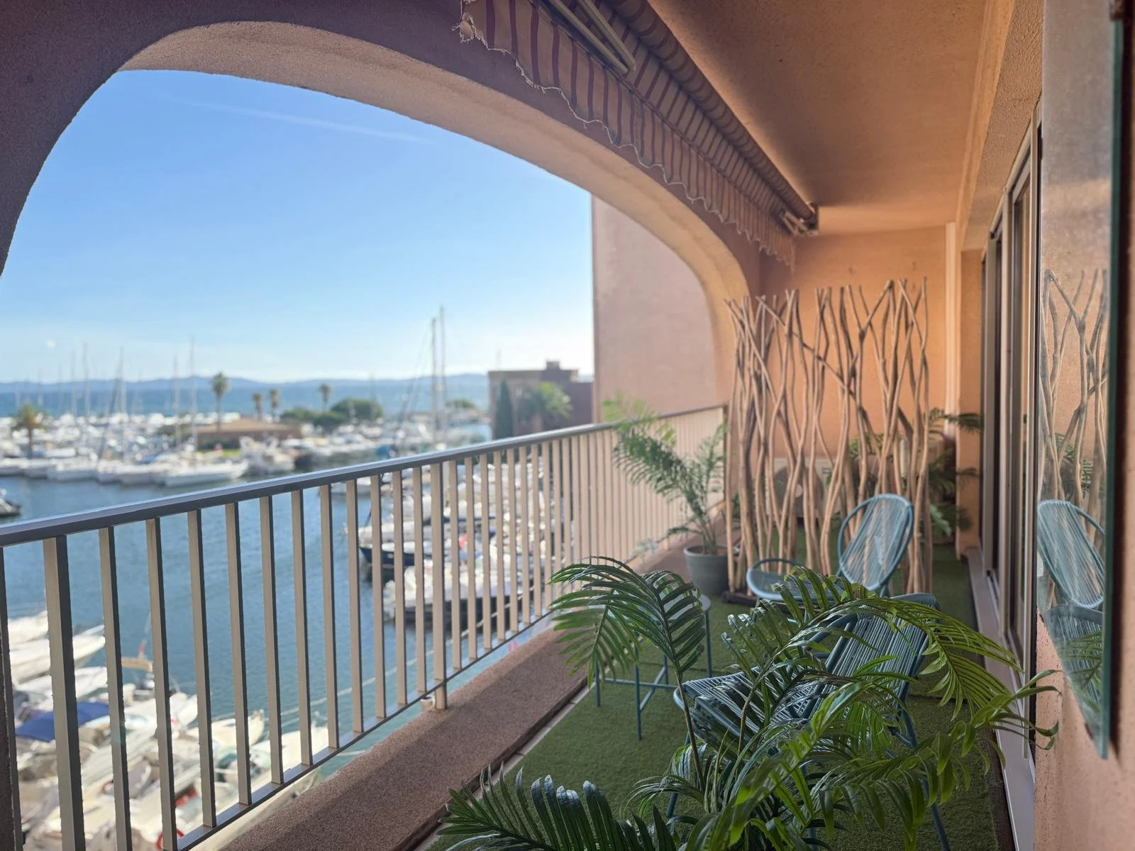 Cabinet Dentaire du Port Hyeres, Delphine Prestat et Arthur Mathaut, Vue sur Porquerolles