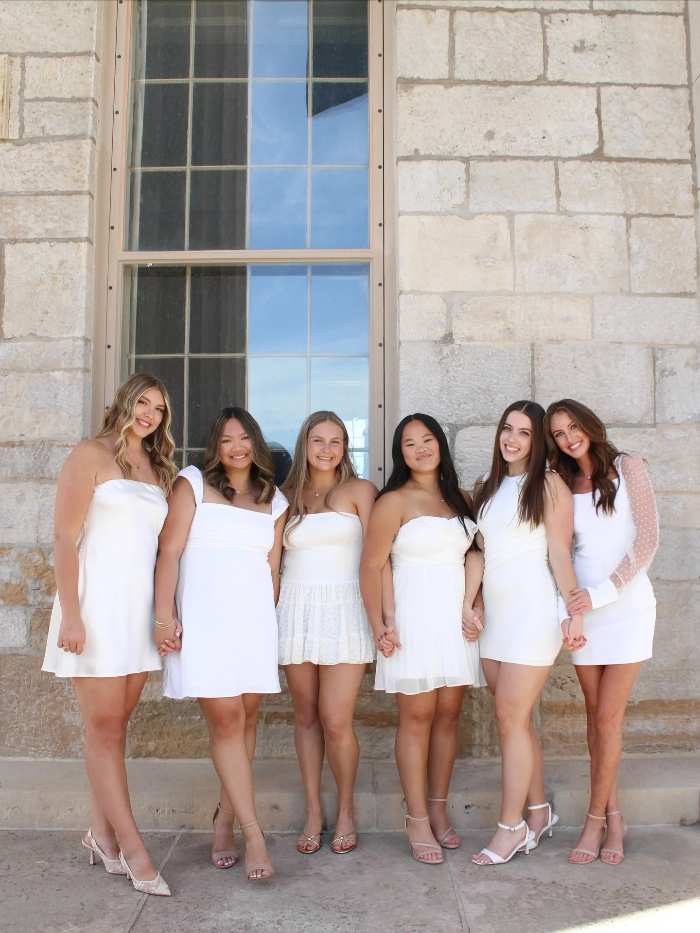 the most beautiful future nurses 💛

🩺 @mckenna.schro
  @noriellee 
  @kayla.mic 
  @_malianash 
  @anna.slaght 
  @o.liviabarnes 

📸 @nataliechristinemedia