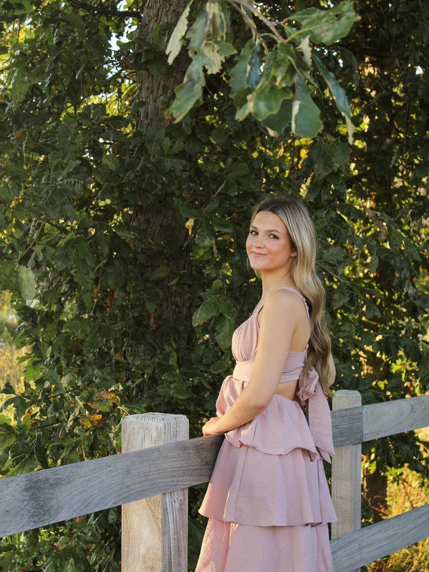 senior photos during golden hour &gt;&gt;

🧚&zwj;♀️ @amyzak9 
📸 @nataliechristinemedia
