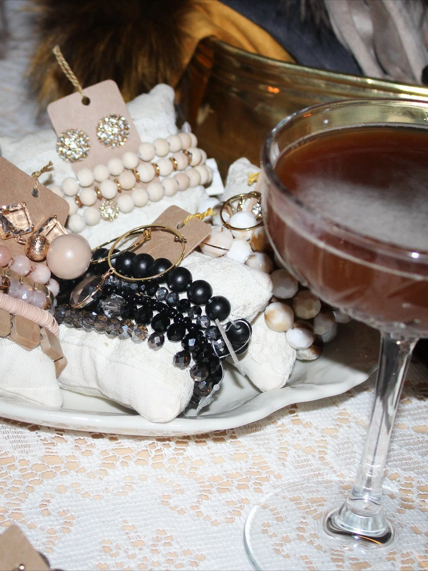 it&rsquo;s in the details✨🍸

for the frankfort style &amp; strikes fashion show
vendors:
@whimsy.fancygoods 
@briosaboutique 
@lennoxroseboutique 
@tease_haircompany 
@thegroundedcoffeebar 
@bentleysfrankfort 
@jean_lachat_photography