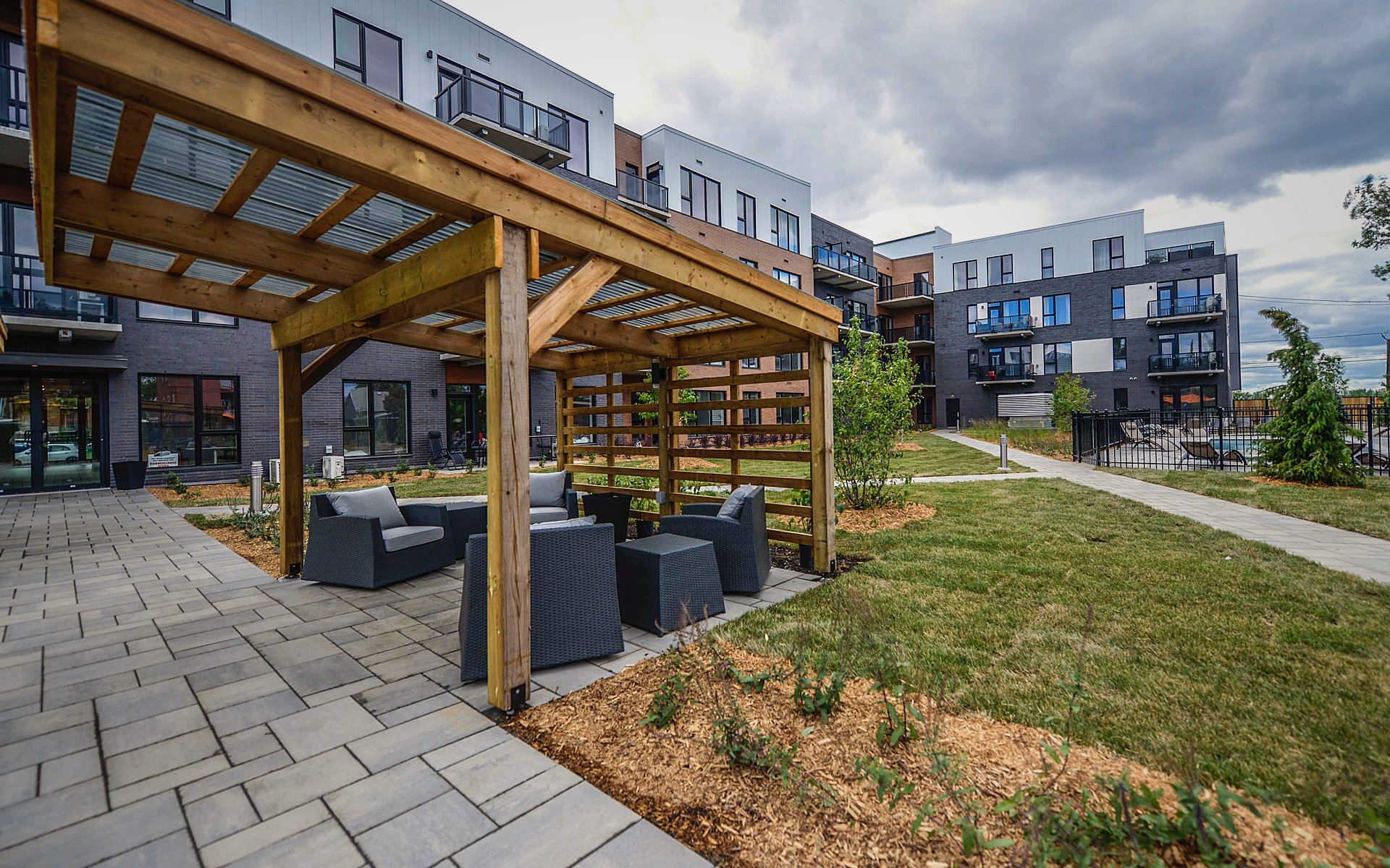 Cours arrière d'un immeuble résidentiel