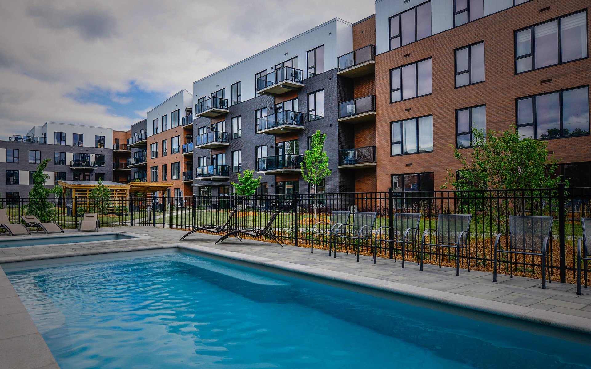 Piscine extérieure dans un complexe moderne