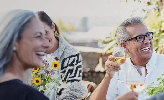 Un groupe de personnes souriantes