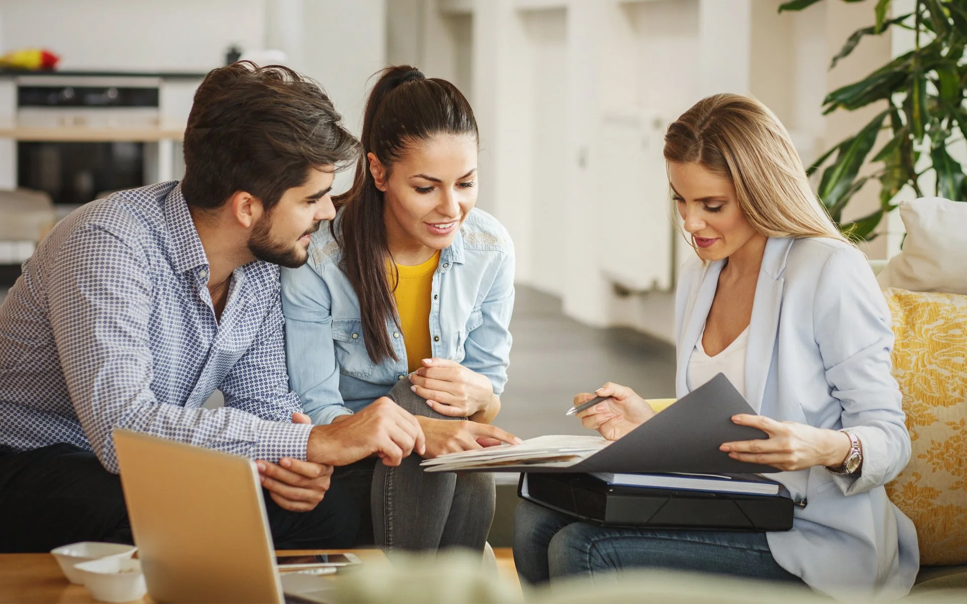 Trois personnes qui discutent d'un contrat