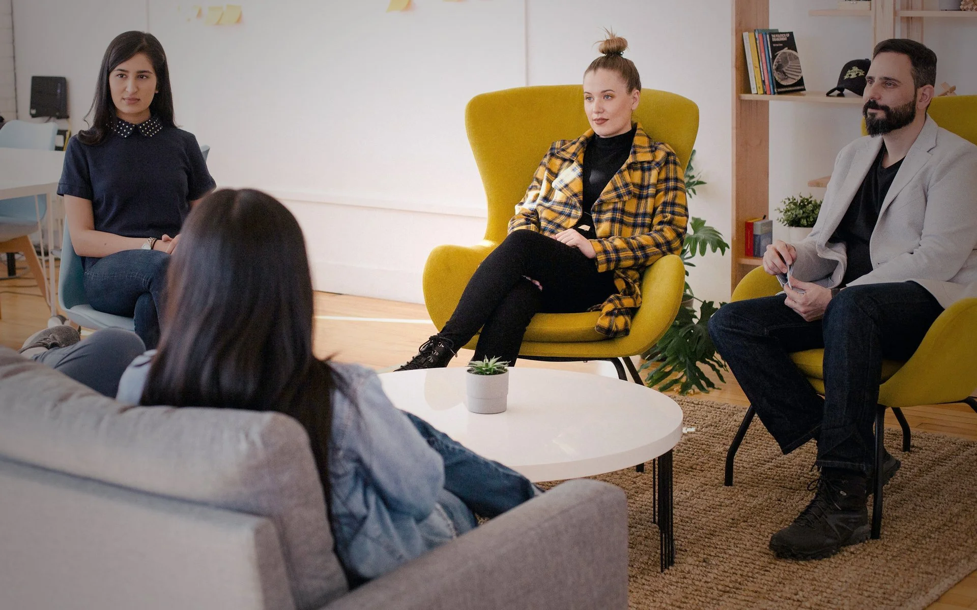 Groupe de personnes en discussion