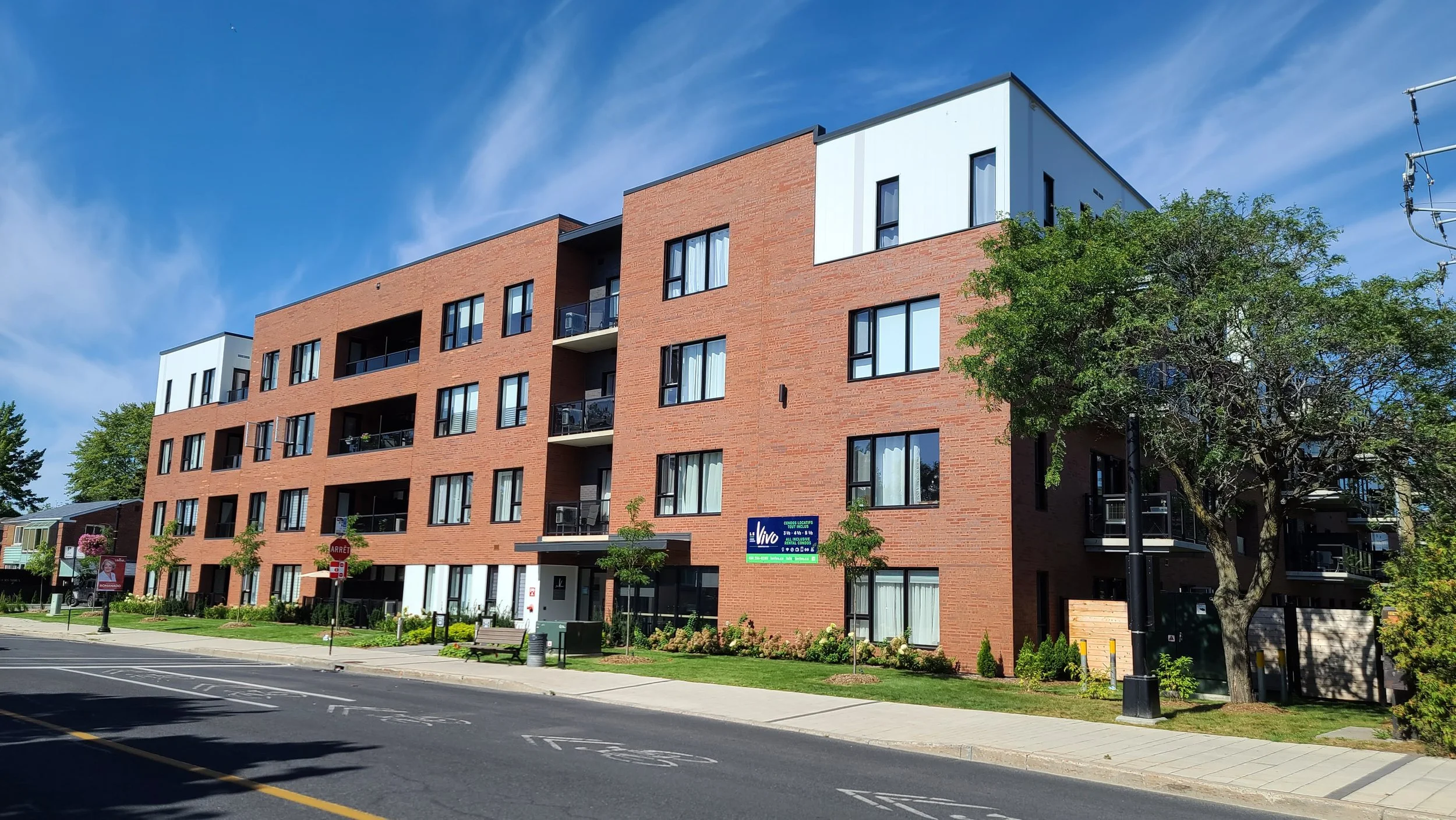 Immeuble moderne avec façade en brique rouge