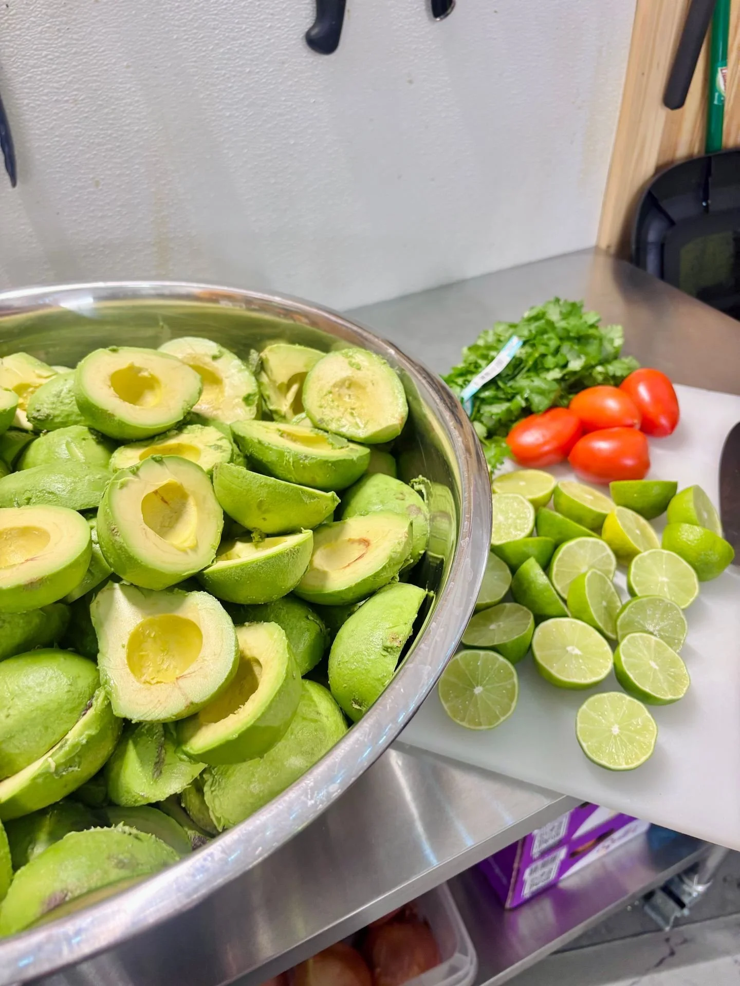 Fresh ingredients. Made right here 🥑🍅🍋🟩 

At Guac Express &amp; More, it starts with real avocados, hand-squeezed lime, and crisp, fresh add-ins&mdash;prepped daily for that just-made flavor in every bite.

Simple. Fresh. Done right!

#HersheyFre