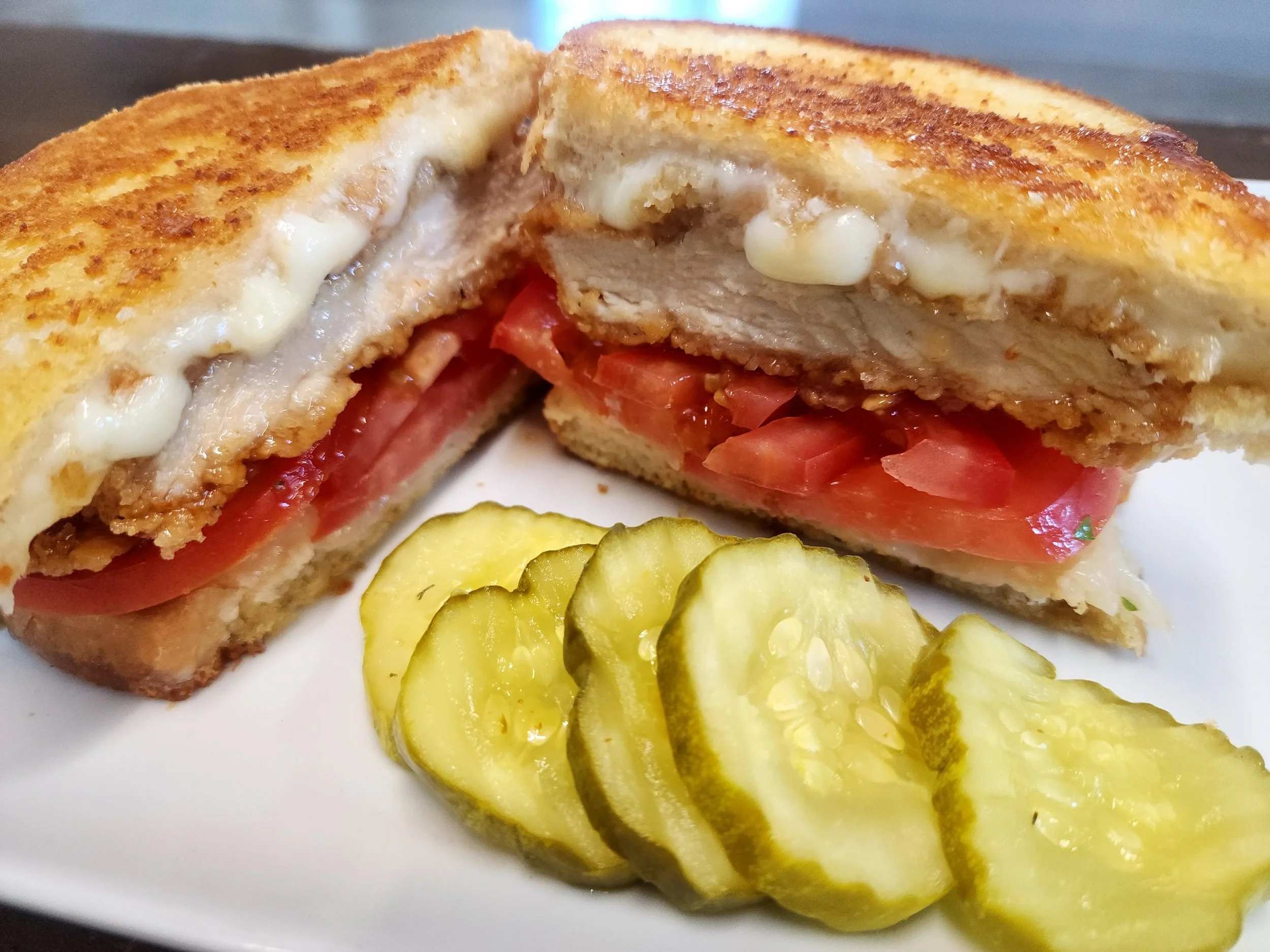 It a new market week and we love a good vendor collab! This week, @iandecraftkitchen teamed up with @tittleapiariesllc for their house-made hot honey 🔥Tittle&rsquo;s raw spring honey blended with their own house spice mix 🍯
Get it on:
🥪 Fried Chic