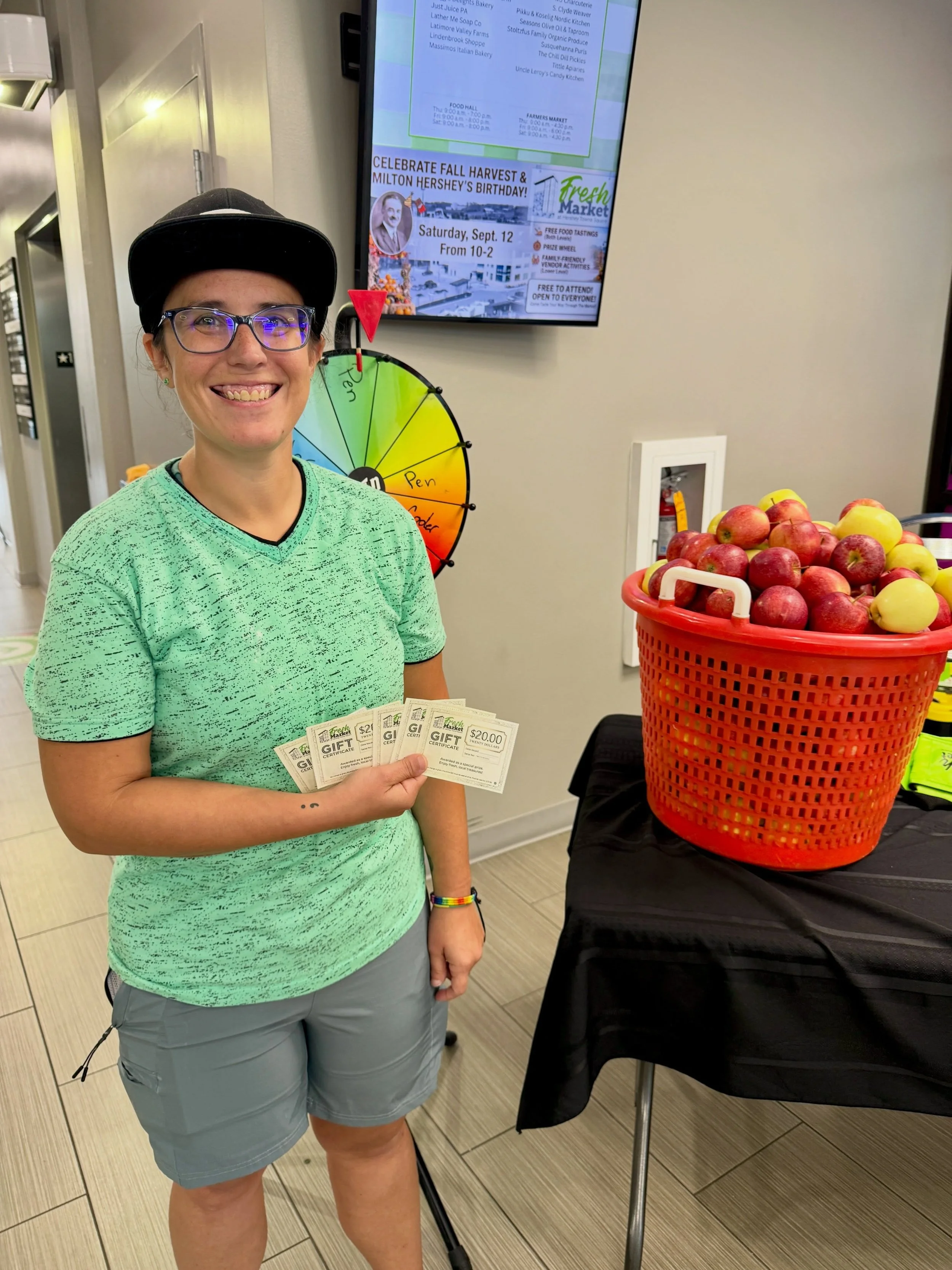 A Second Saturday win! Maggie had the exact guess of 187 apples in the basket and won the shopping spree 🛒 Congratulations to Maggie! #freshmarkethershey