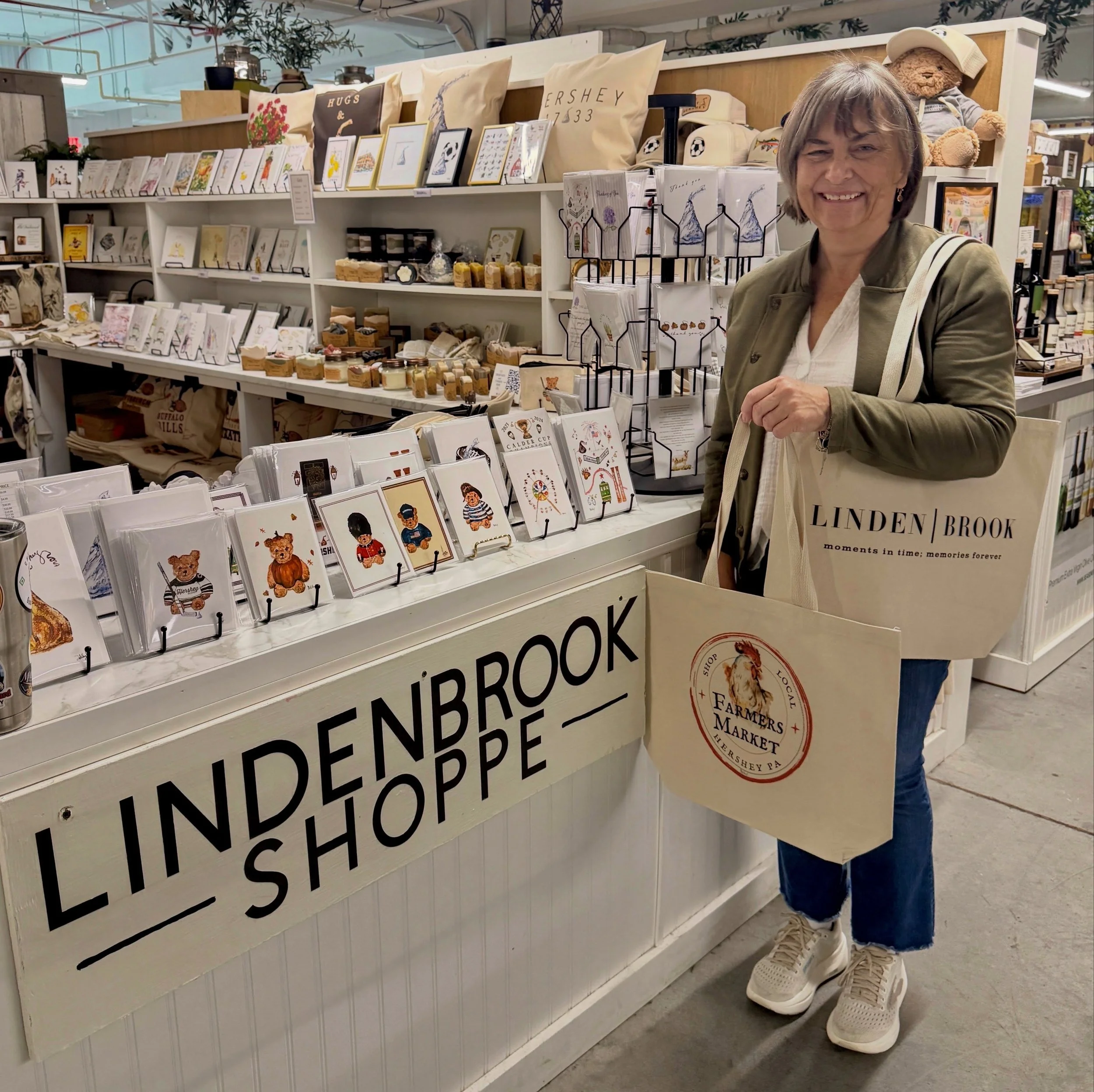 Happy Friday, Fresh Market fans! Don&rsquo;t forget to stop by @lindenbrookshoppe for their hand-painted market bags! 🎨👜 Each one is a little piece of art, perfect for toting your Fresh Market finds, or wrapped up as a thoughtful gift for someone s